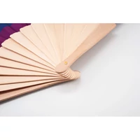 Kép 6/6 - Szivárványos fa kézi legyező